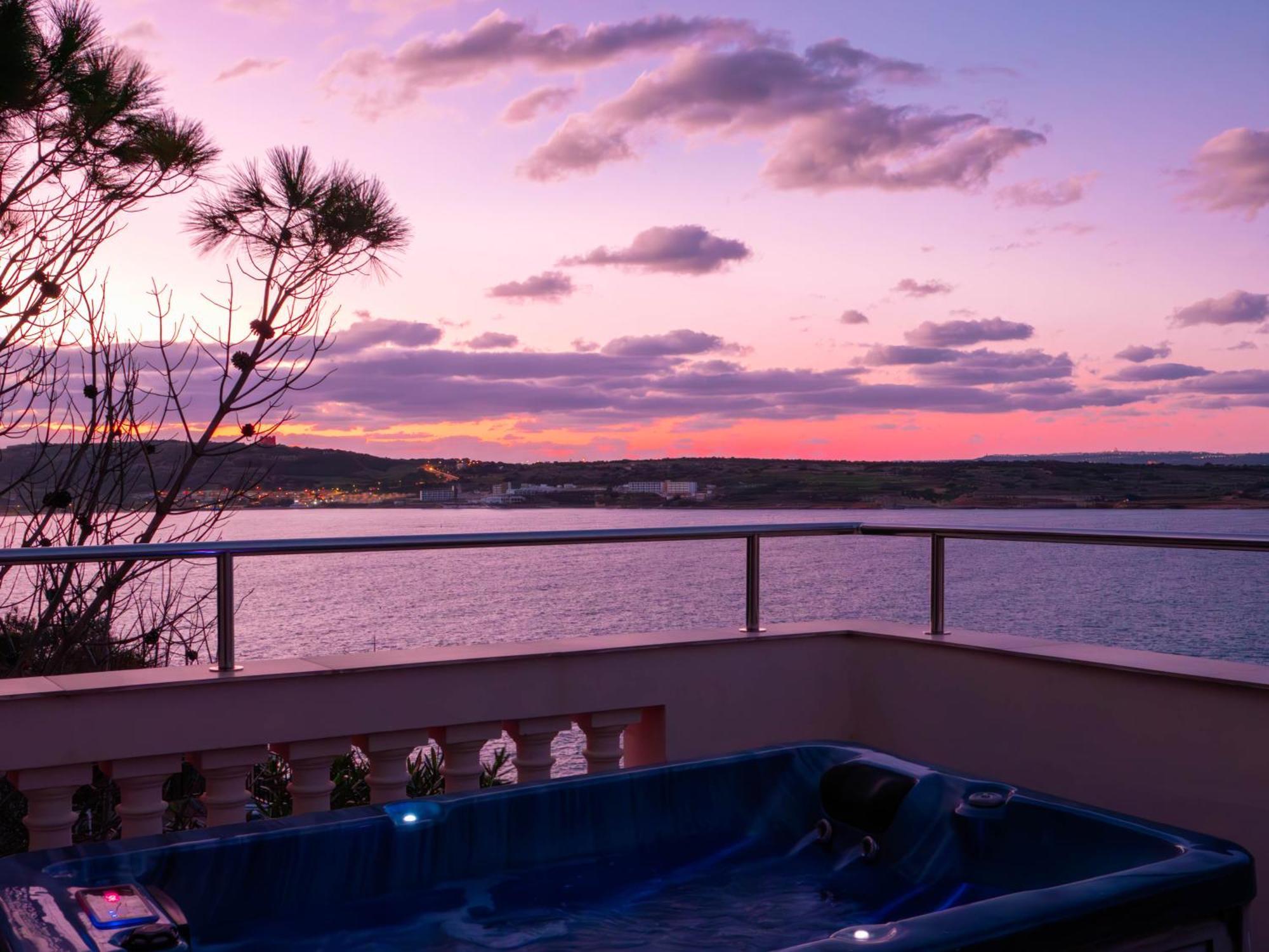 Villa Palma - Sunset Sea Views With Pool, Jacuzzi, Sauna And Games Room Mellieħa Kültér fotó