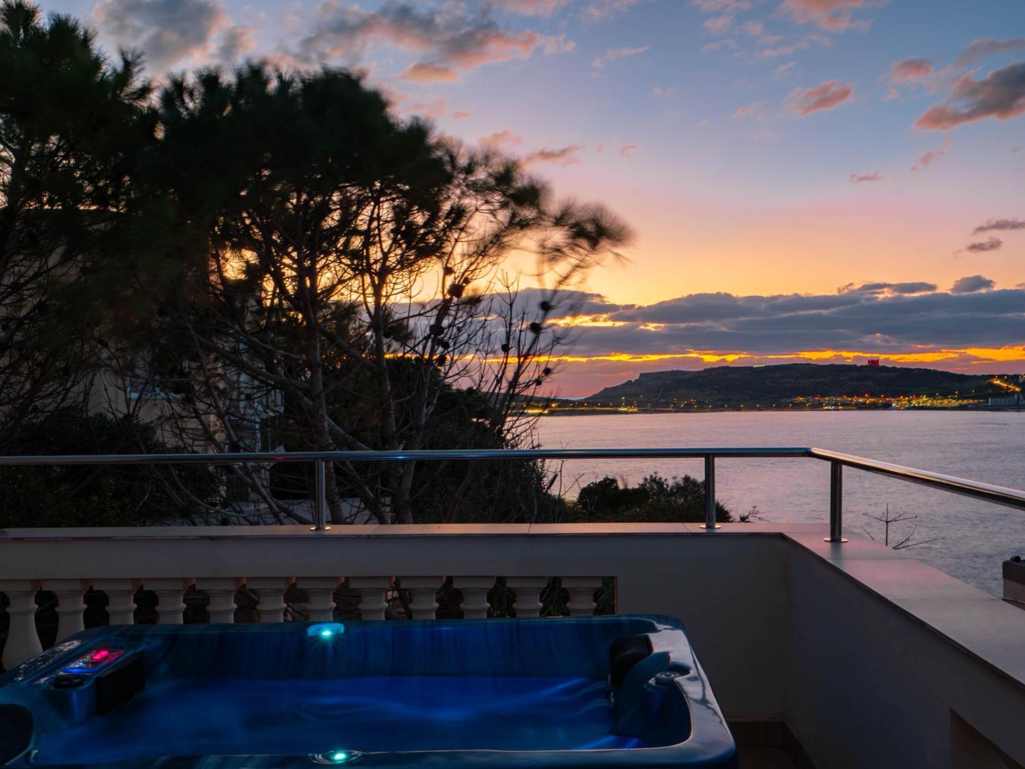 Villa Palma - Sunset Sea Views With Pool, Jacuzzi, Sauna And Games Room Mellieħa Kültér fotó